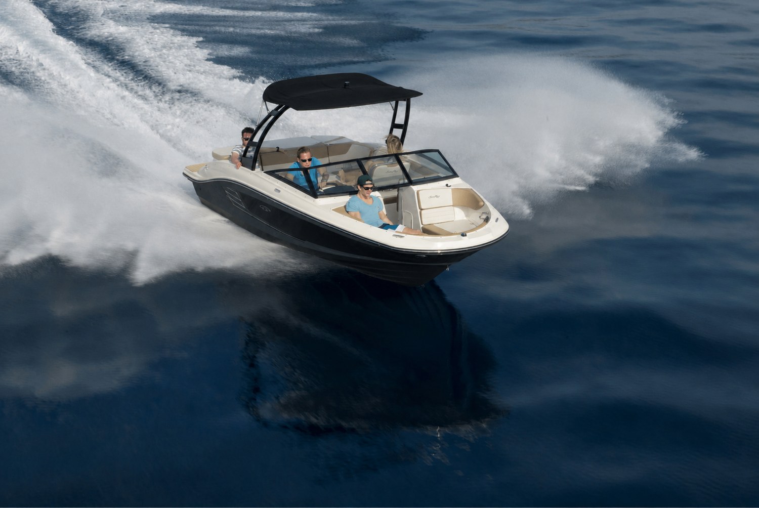 Sea Ray 210 SPXE w ruchu - napęd elektryczny