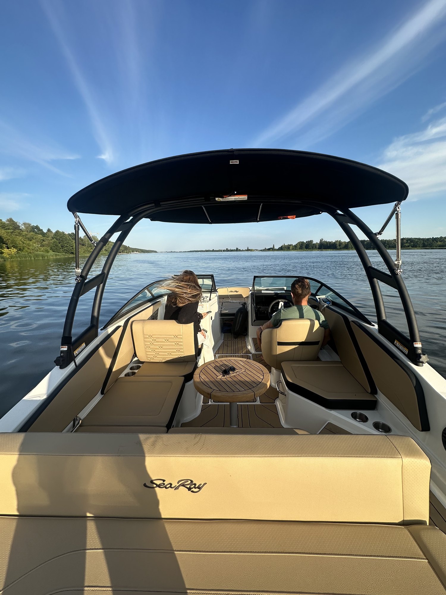 Pokład motorówki - beżowe siedzenia Sea Ray
